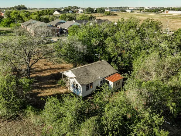 2701 S Market St, Brenham, TX 77833
