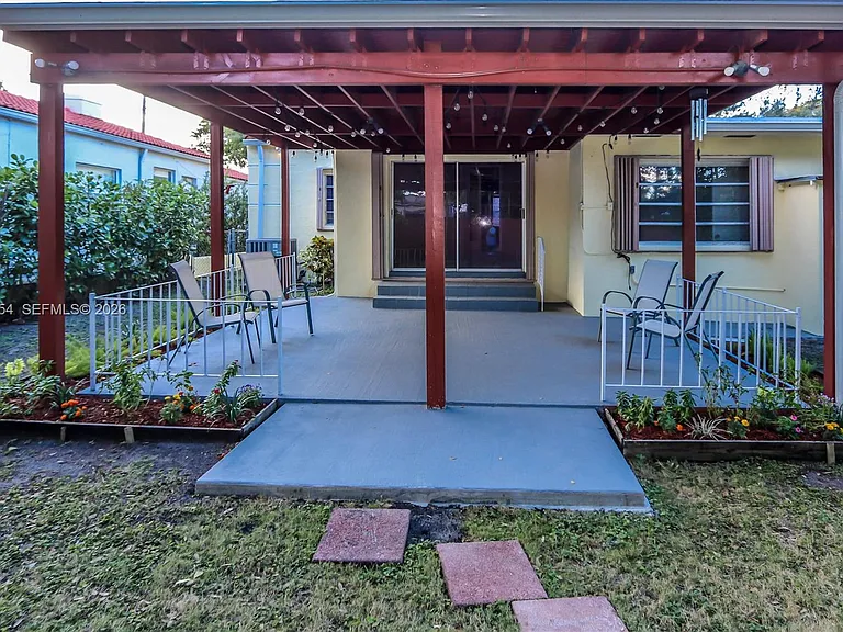 1015 Cortez St — Photo 33