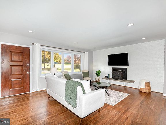 4th image of 2510 Roy Ter