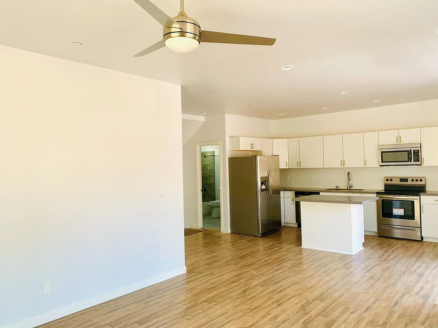 3 bed, 2.0 bath, 1565 sqft, $4,450 — Photo 3
