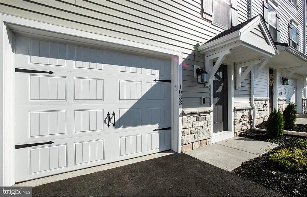 4 bed, 2.5 bath, 1827 sqft, $2,490 — Photo 2