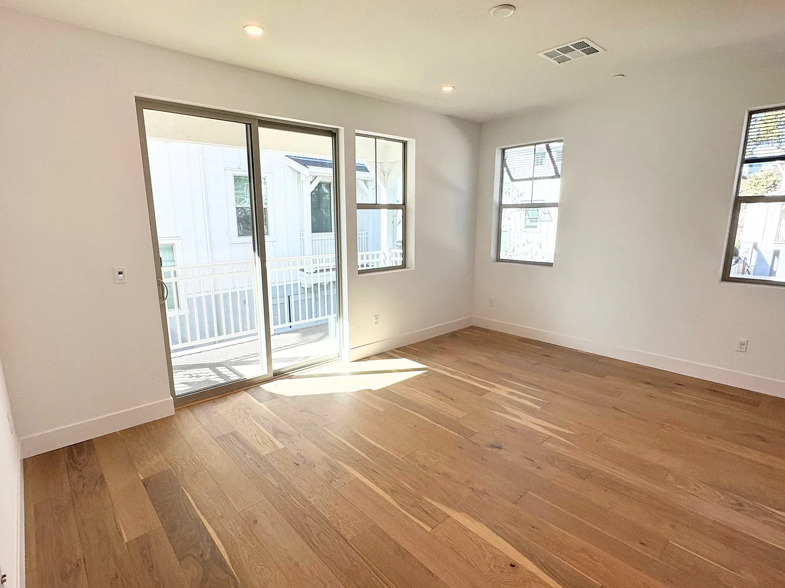 4 bed, 3.5 bath, 2169 sqft, $5,100 — Photo 4