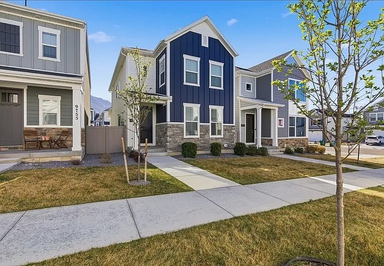 9747 N Ashgrove Ln — Photo 2