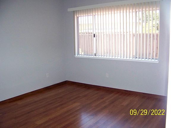 5th image of 988 Lawrence Ln