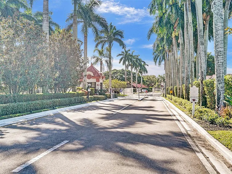 7604 Lexington Club Blvd #B — Photo 29