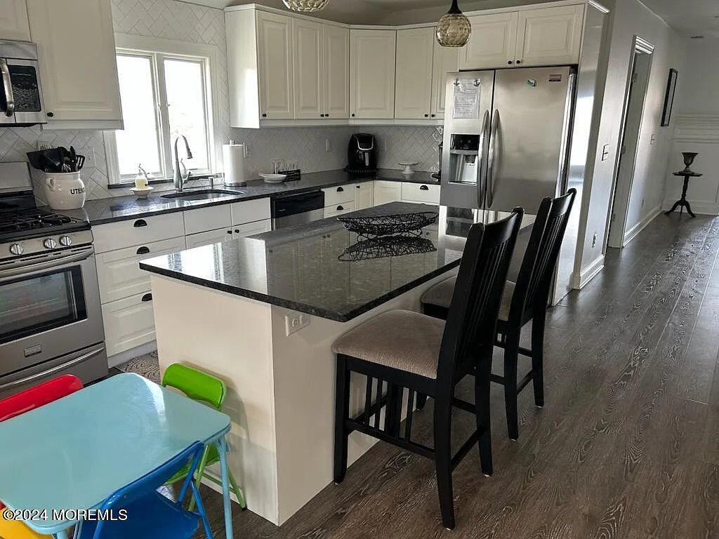 4 bed, 2.5 bath, $4,200 — Photo 4