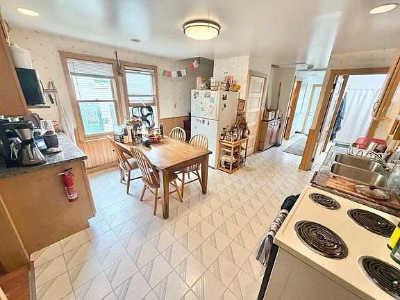 4th image of 461-463 Colchester Ave