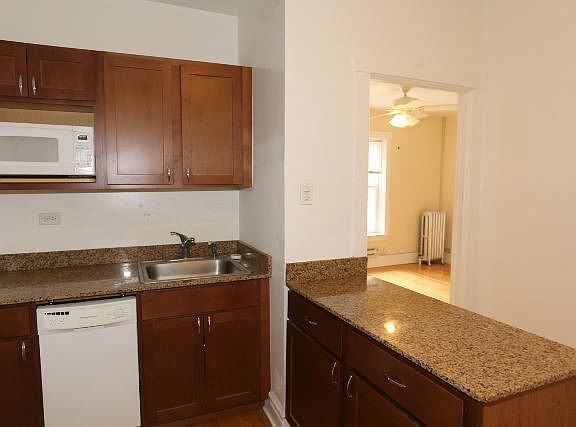 4th image of 953 W Cornelia Ave APT 1C