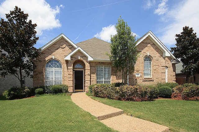 Beautiful drive up with mature magnolias and lush landscape.2009 outside paint