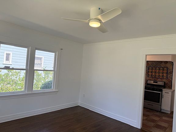 3rd image of 1120 S Dolphin St