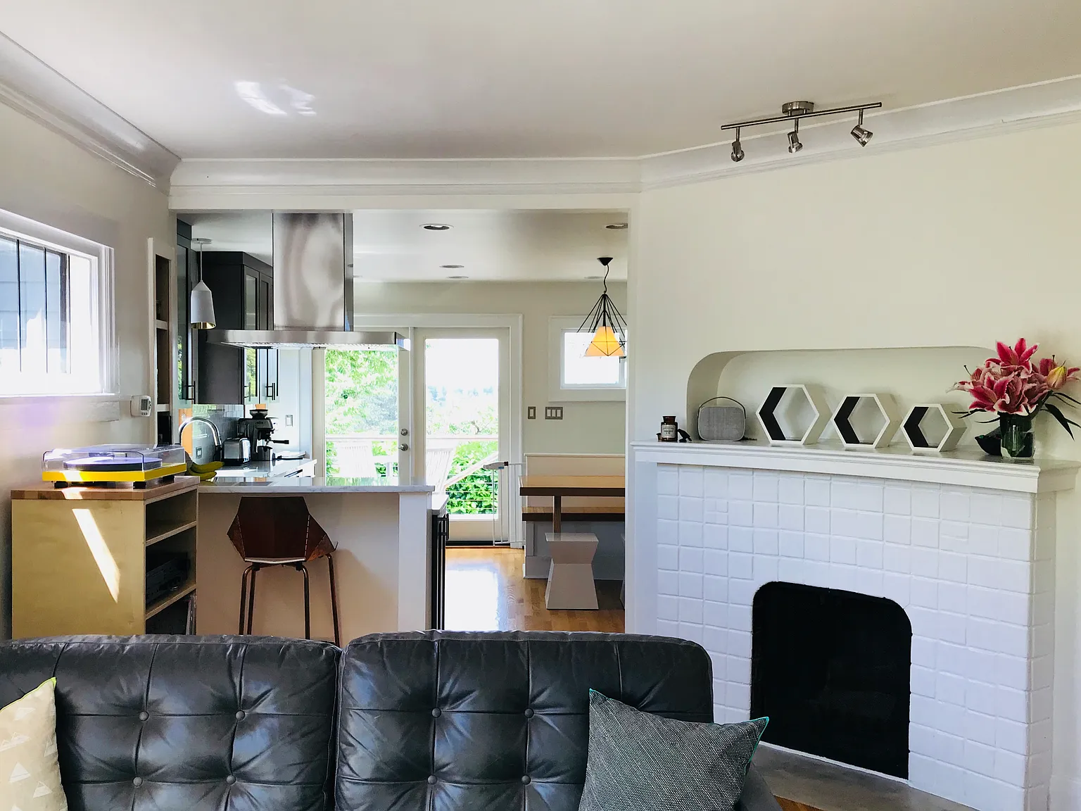 2 bed, 1400 sqft, $3,900 — Photo 2