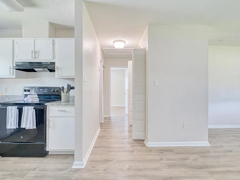 2304 SW 35th Pl — Photo 16