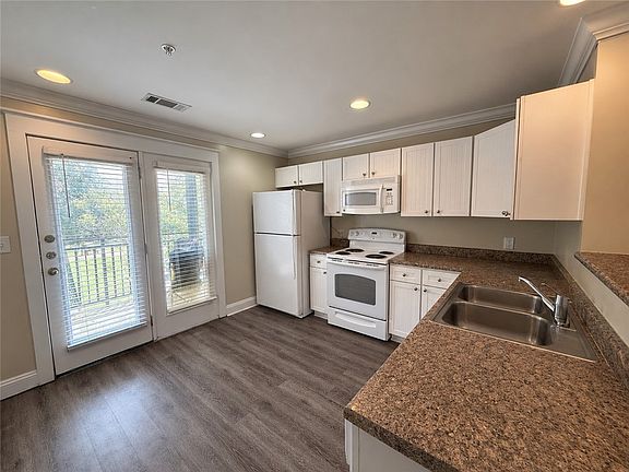 4th image of 1725 Harvey Mitchell Pkwy S APT 1624