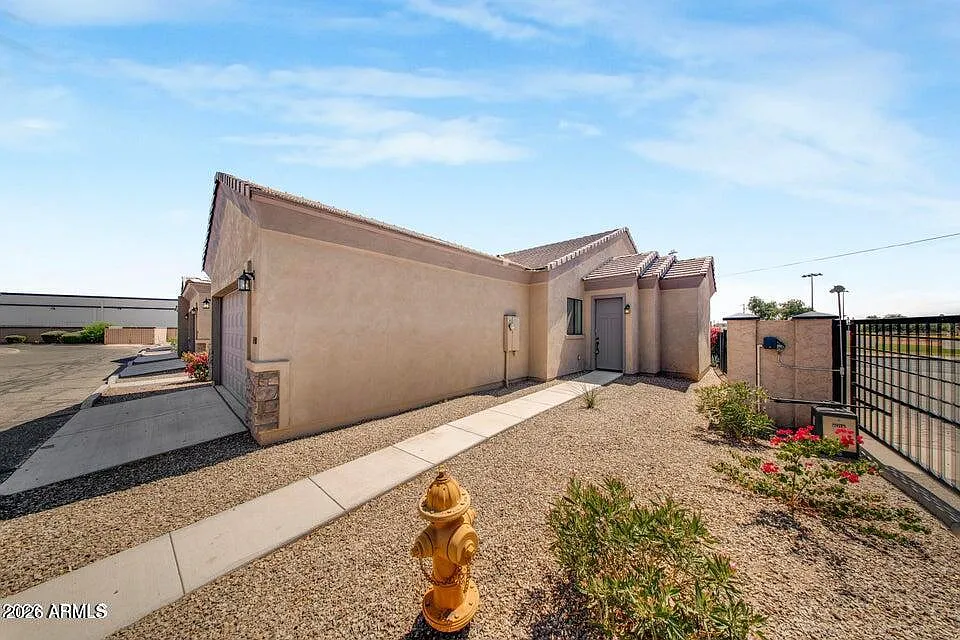 3 bed, 2.0 bath, 1350 sqft, $1,900 — Photo 3