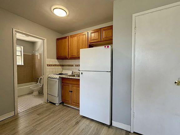 4th image of 145 Cowles St #B7