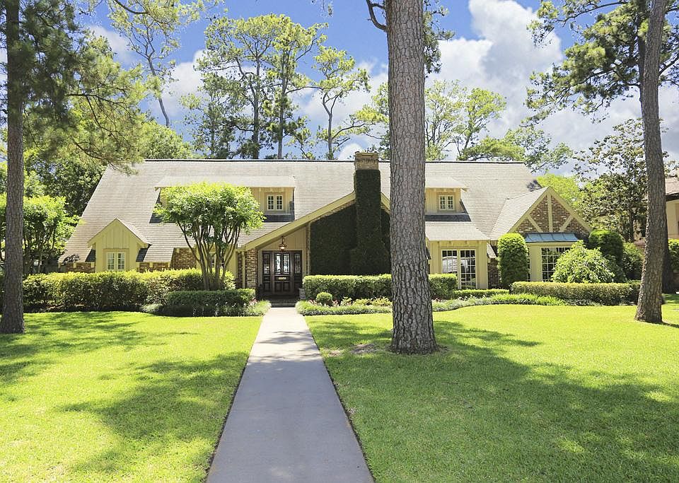 Beautifully landscaped home tucked away in a superior Tanglewood location just a few steps from HCC 