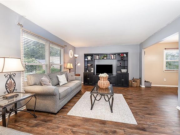 5th image of 6 Woodclub Ct