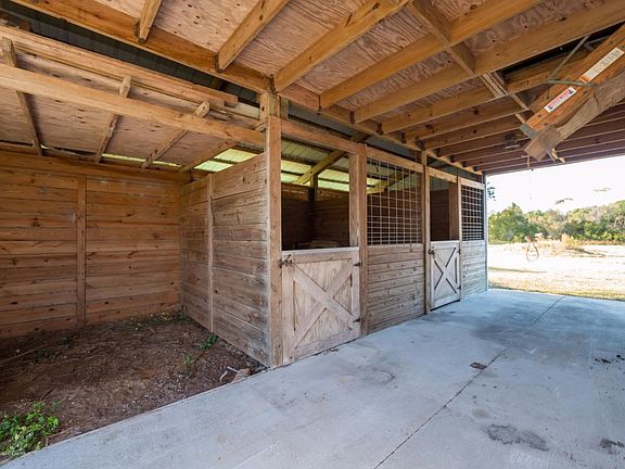 04 2 stalls and feed area