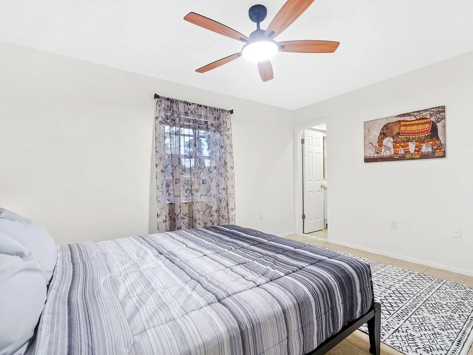 3 bed, 2.0 bath, 1204 sqft, $2,503 — Photo 2