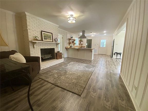 4th image of 221 Bellevue St