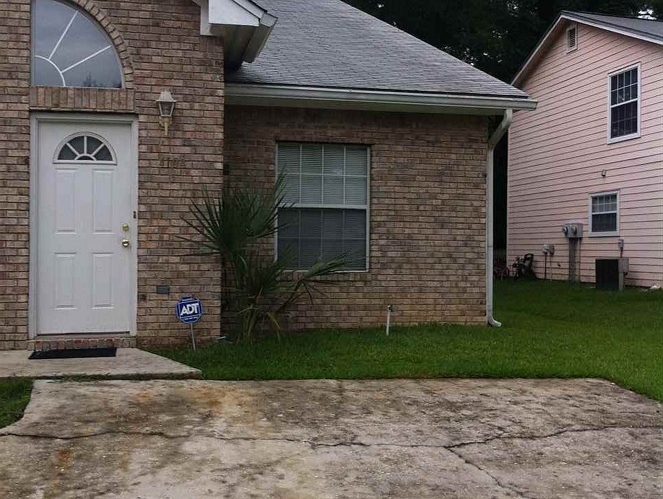 1st image of 4104 NE Castellan Dr