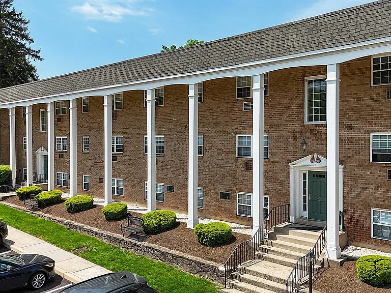 College Arms Apartments — Photo 19
