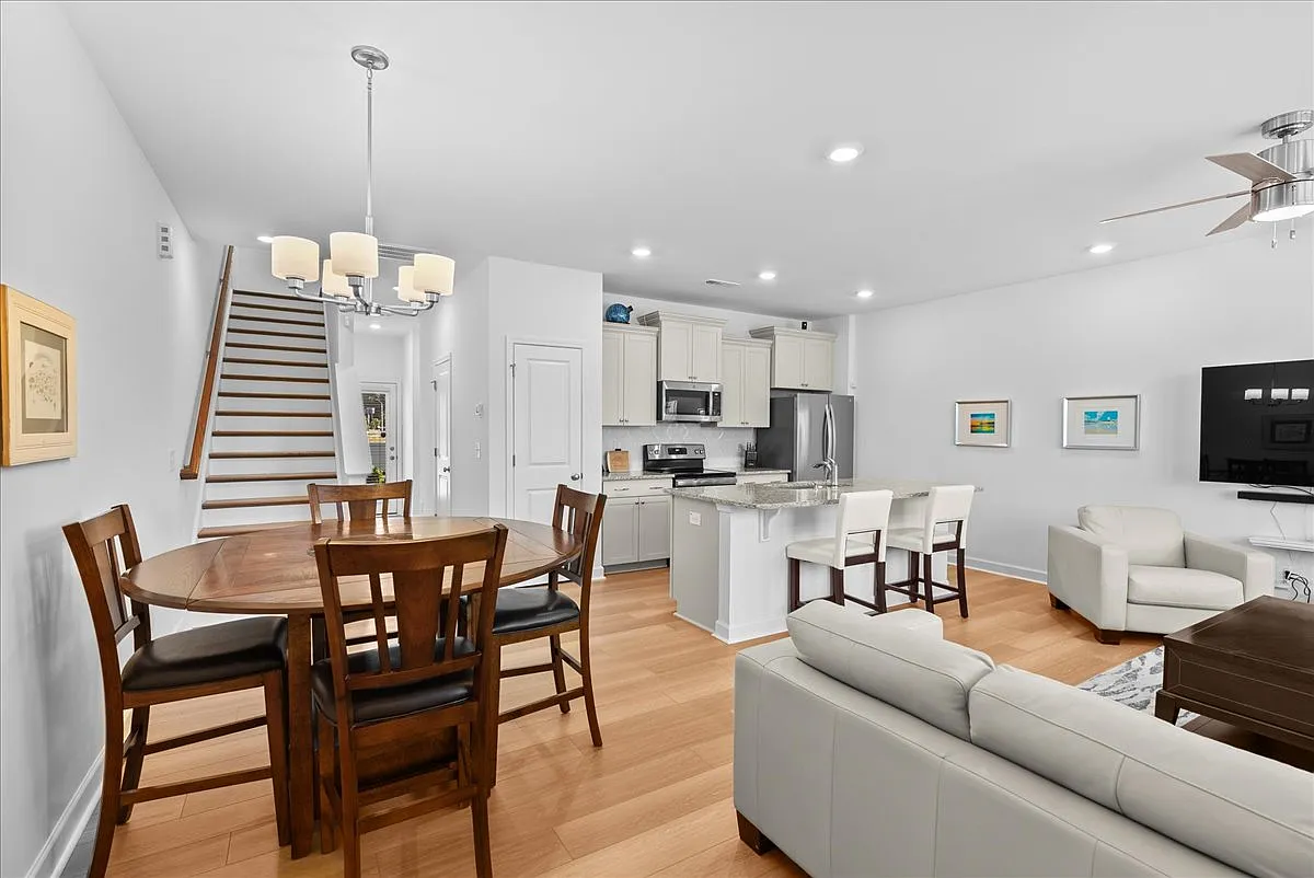 3 bed, 2.5 bath, 1524 sqft, $2,295 — Photo 2