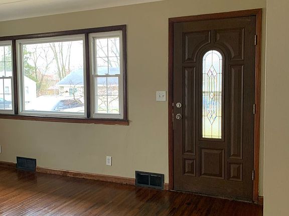 3rd image of 467 Collins Dr