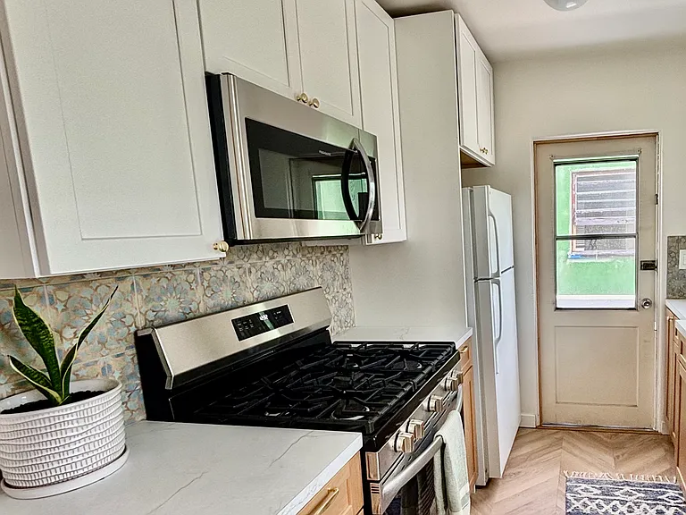 814-816 Niantic Ct — Photo 3
