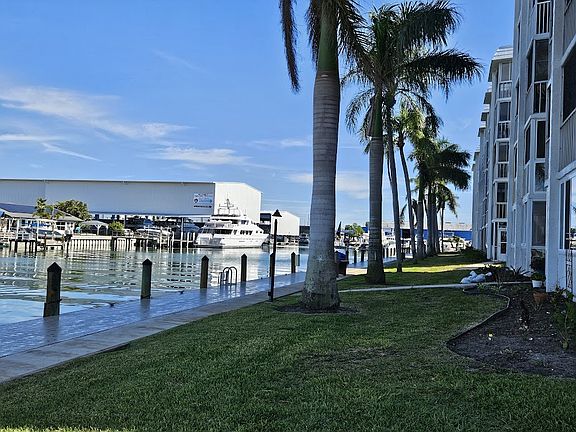 If you have a boat, the Maximo Marina is just steps away if you choose to dock it there.