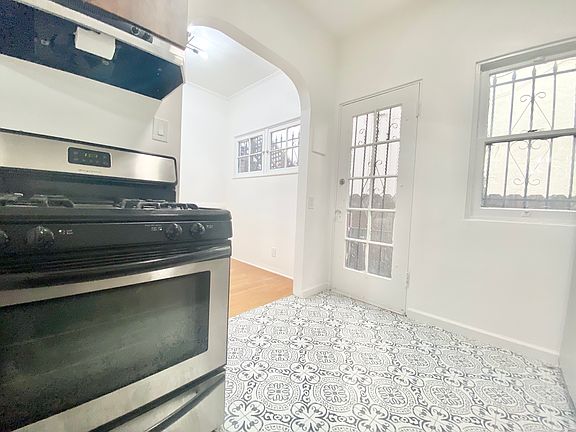 5th image of 639 1/2 N Spaulding Ave #A