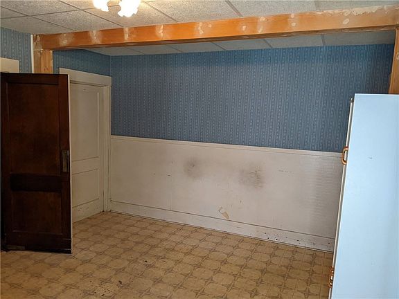 4th image of 1781 Arlington Ave