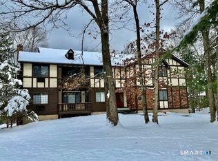 4 Arlington Ct #4, Brookfield, CT 06804