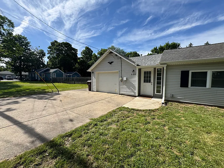 220 W Williams St — Photo 30