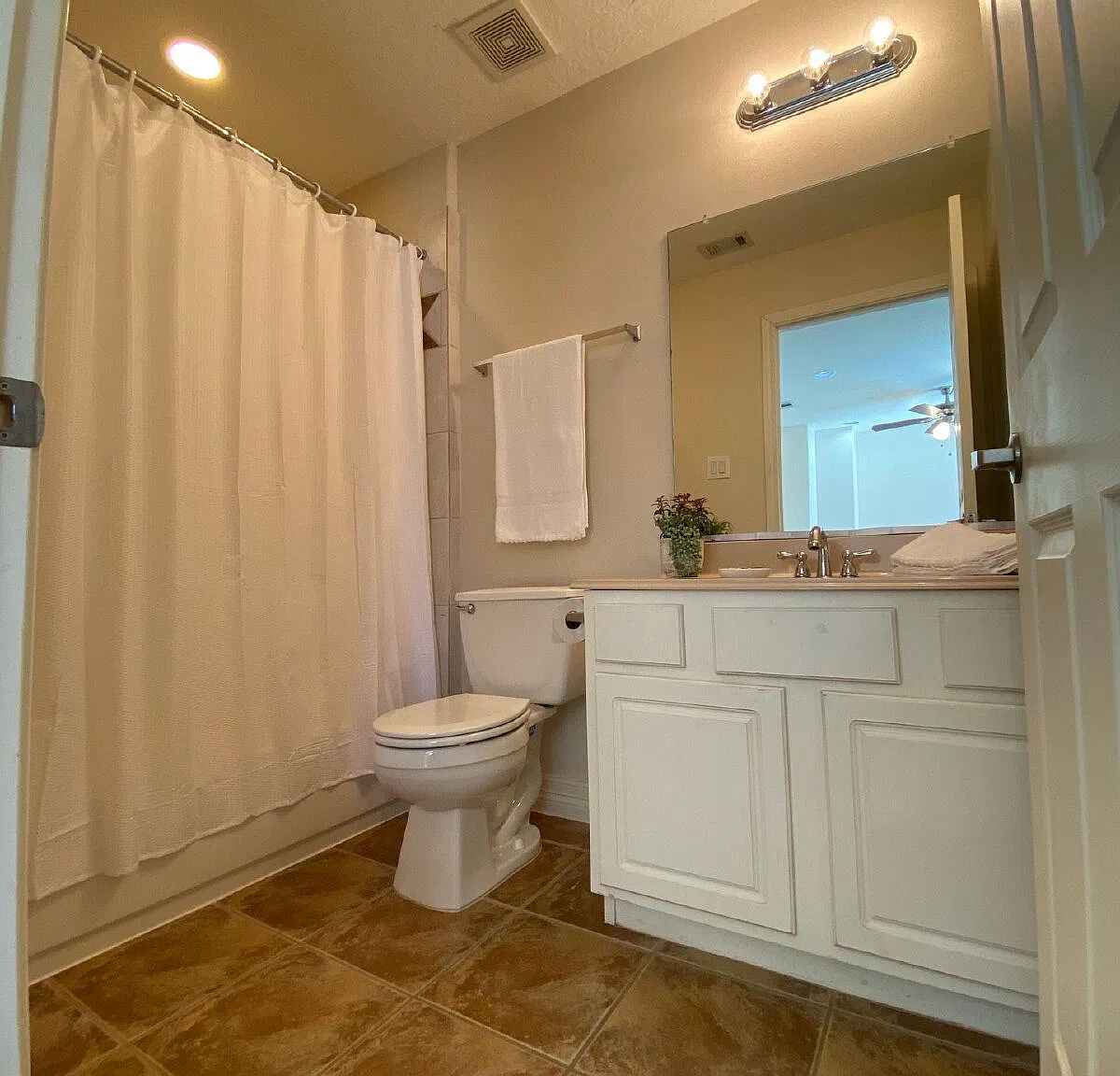 3 bed, 3.5 bath, 1962 sqft, $2,050 — Photo 2
