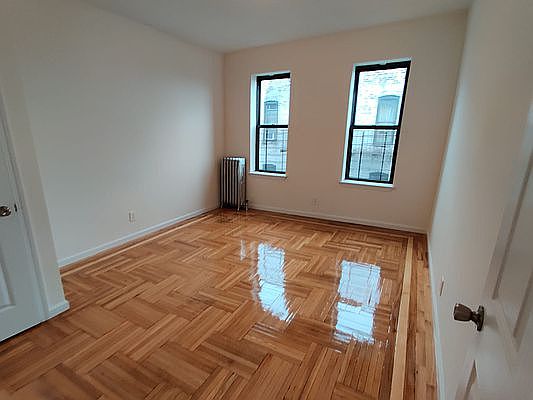 2nd image of 2835 Bainbridge Ave #4D