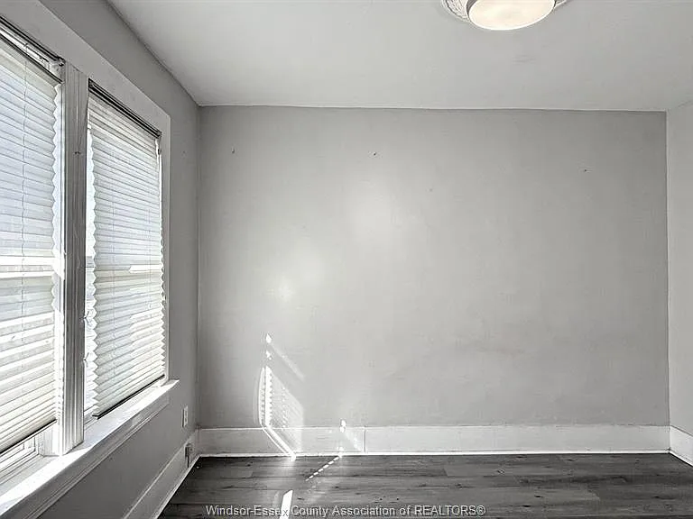 1424 Wyandotte St W — Photo 18