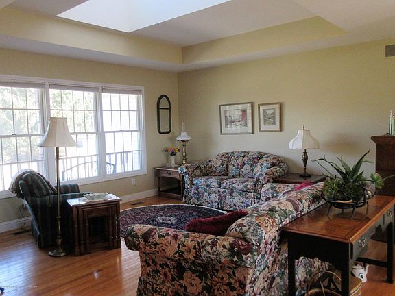 formal living/sitting area