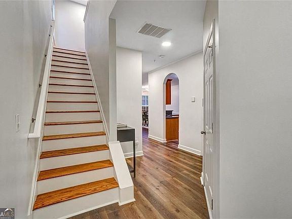 4th image of 702 Surrey Park Pl SE