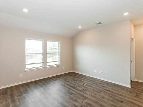 4th image of 980 Alton Dr