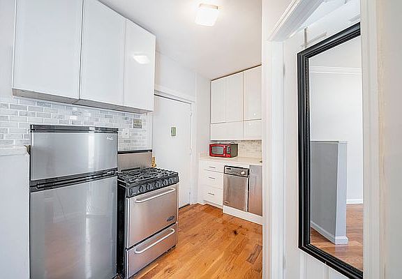 5th image of 204 W 10th St APT 27