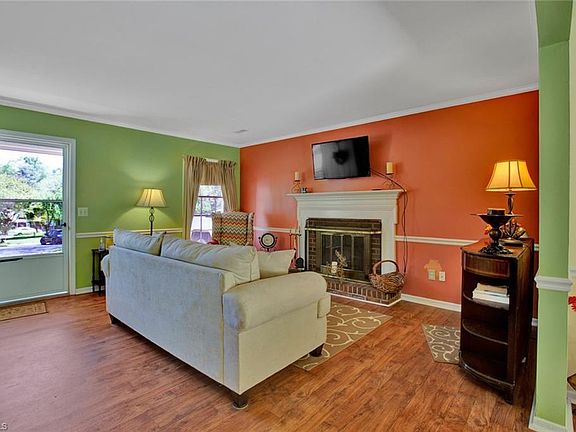 3rd image of 2225 Buckingham Ct