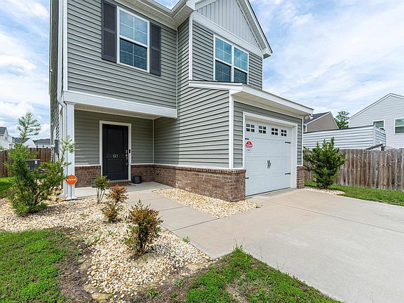 3rd image of 121 Travers Ln