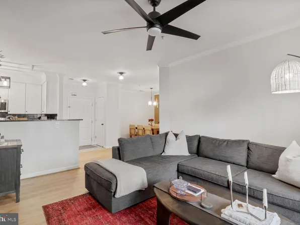 801 S Greenbrier St APT 214, Arlington, VA 22204