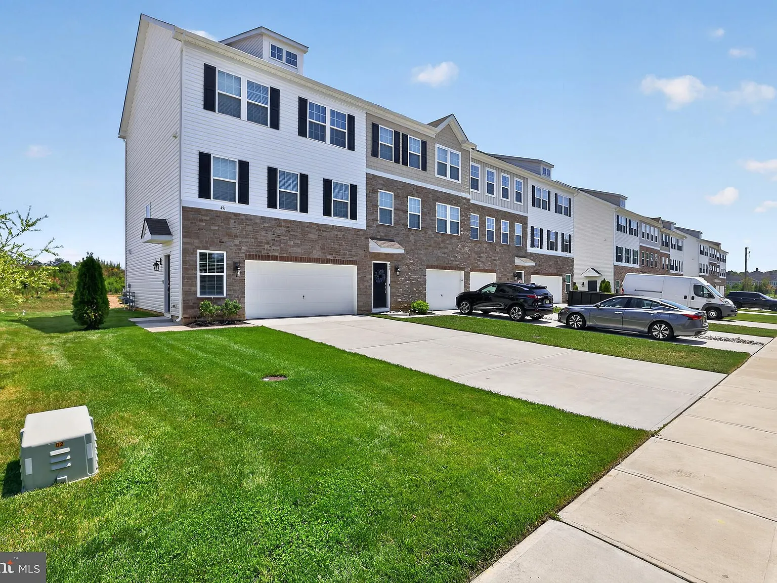 3 bed, 2.5 bath, 2208 sqft, $3,300 — Photo 2