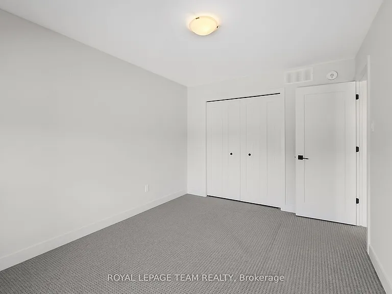 799 Cairn Cres — Photo 40