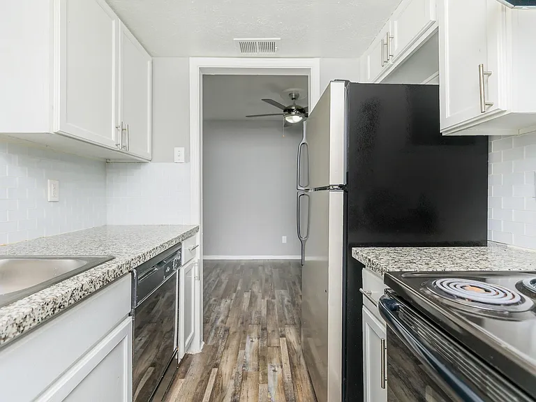 Camelot Apartments — Photo 40