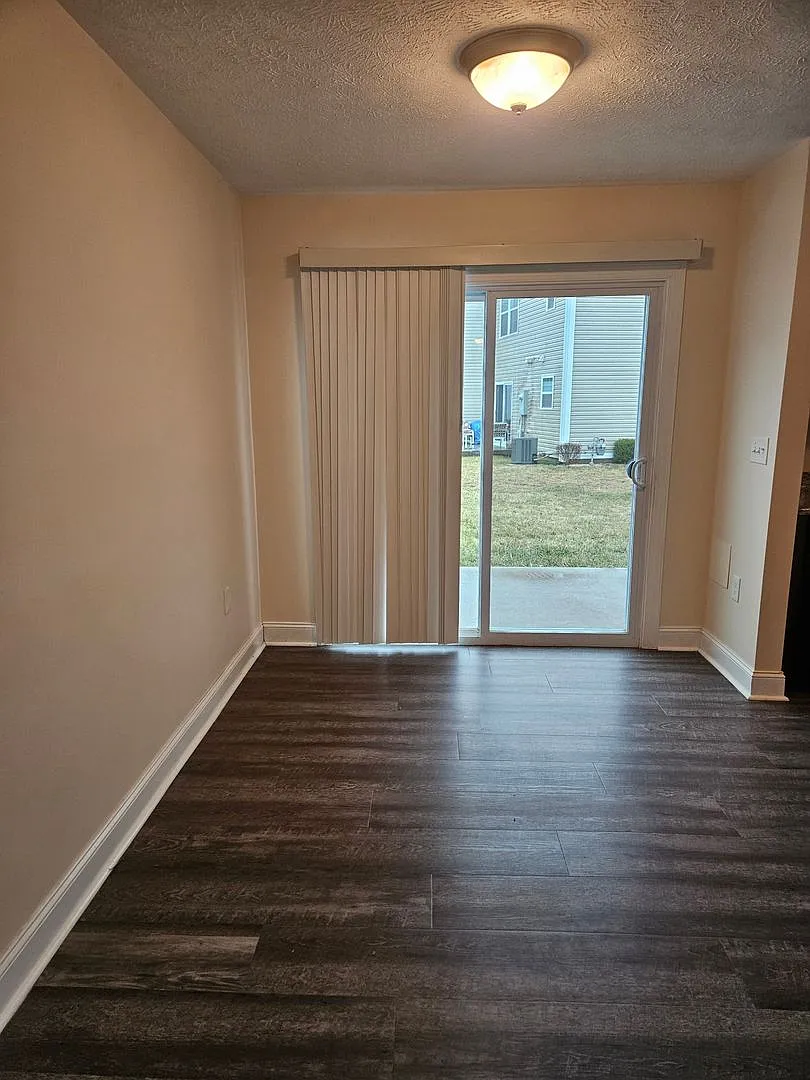 3 Bedroom, 3.5 Bath Townhouse — Photo 2