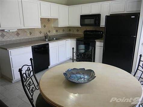 Large eat-in kitchen - neat and clean!