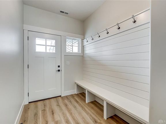 3rd image of 833 Brookwood Cir